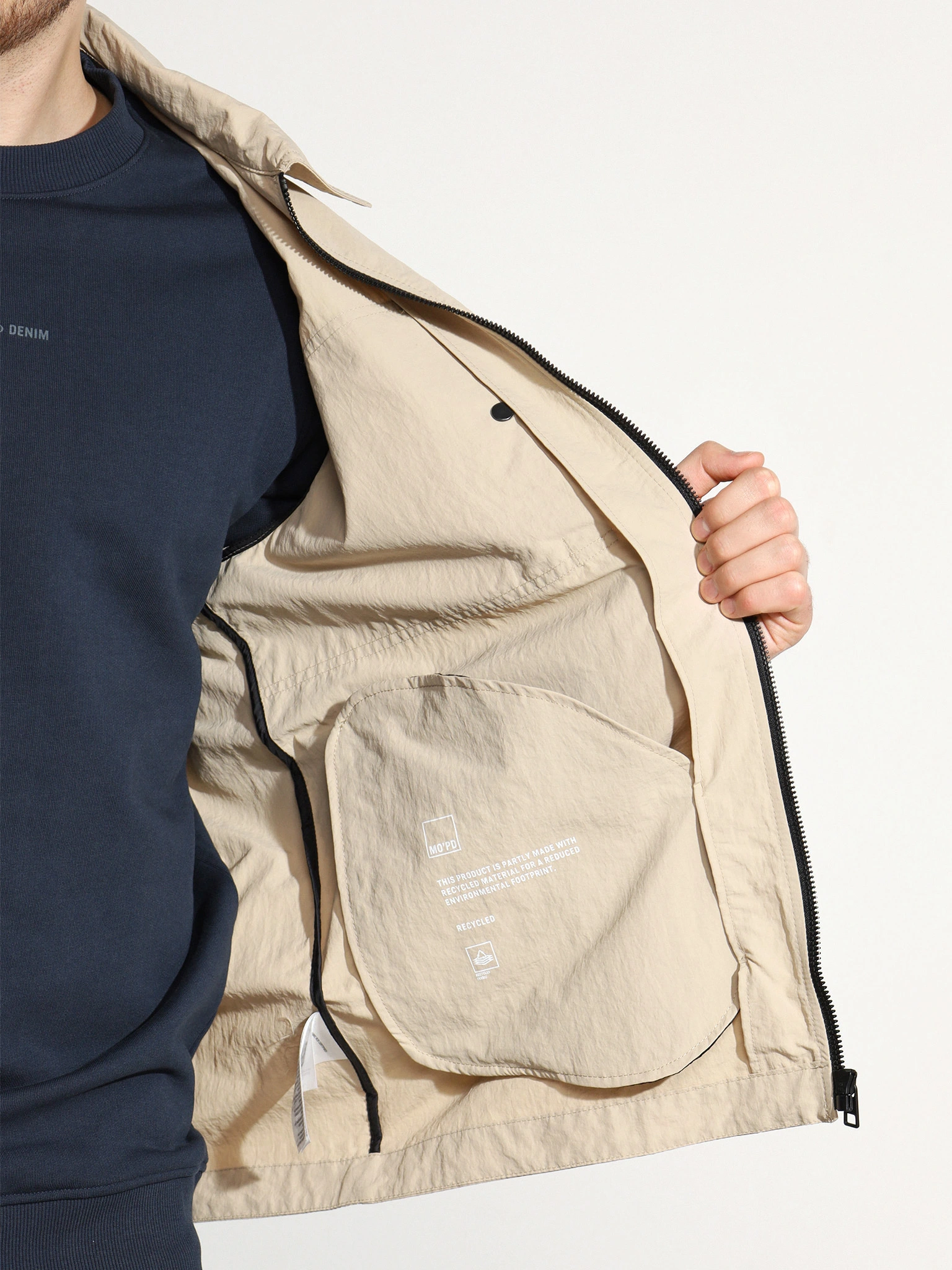 Куртка-ветровка бежевого цвета 